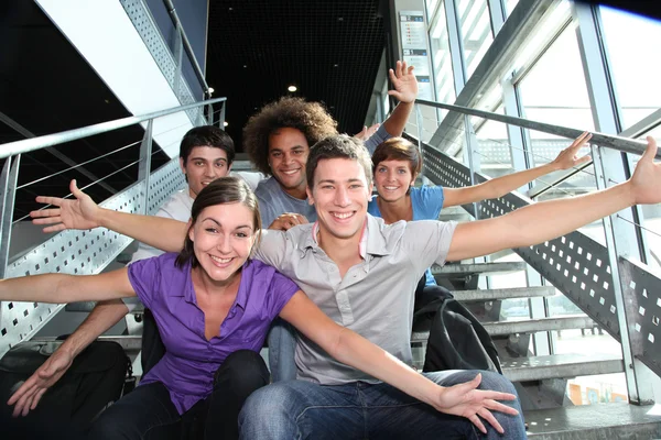 Grupp glada unga vid universitet — Stockfoto