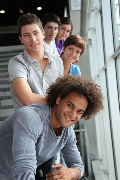 Gruppe glücklicher junger Menschen an der Universität — Stockfoto