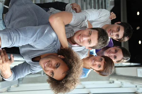 Група щасливих молодих в університеті — стокове фото