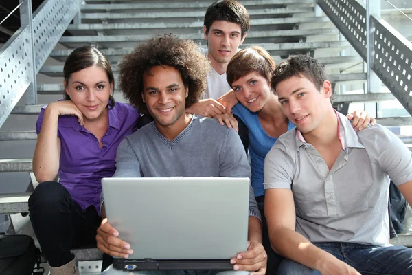 Grupo de estudiantes universitarios con ordenador portátil — Foto de Stock