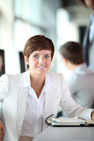 Ung affärskvinna på kontoret — Stockfoto