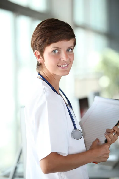 Piękna młoda pielęgniarka w pracy — Zdjęcie stockowe