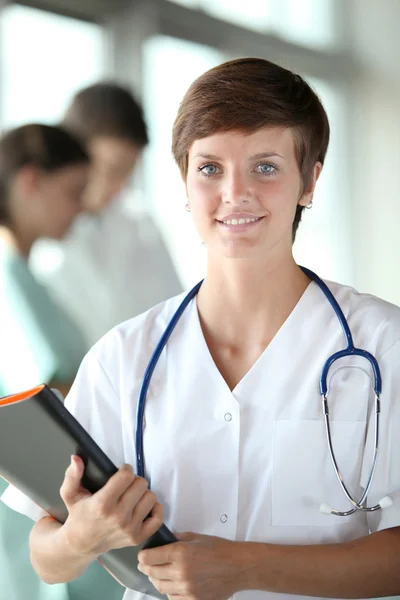 Bella giovane infermiera al lavoro — Foto Stock