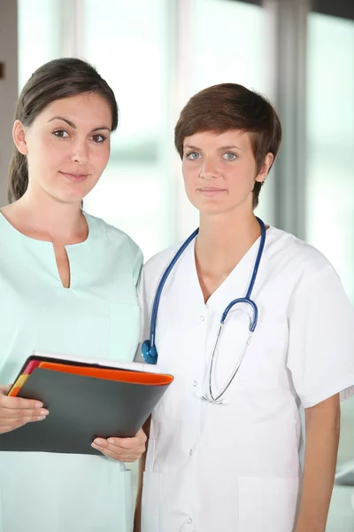 Unga sjuksköterskor på sjukhus — Stockfoto