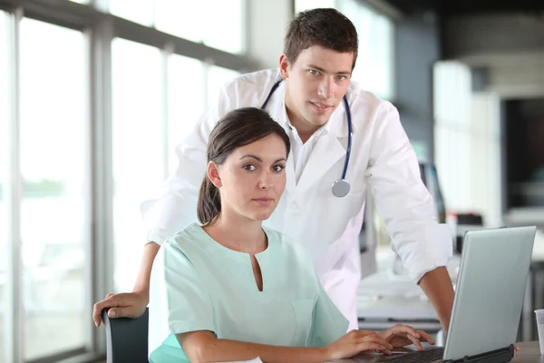Doctor and nurses in a meeting — Stock Photo, Image