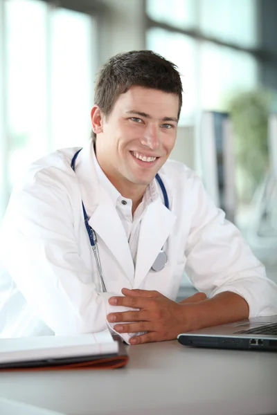 Jeune médecin devant un ordinateur portable — Photo