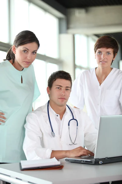 Médico y enfermeras en una reunión —  Fotos de Stock