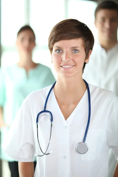 Vacker ung sjuksköterska — Stockfoto