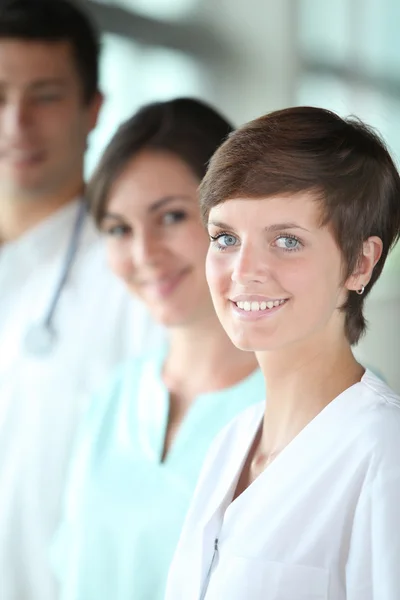 Giovane medico al lavoro — Foto Stock