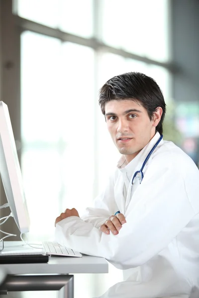 Mladý lékař pracující před počítač — Stock fotografie
