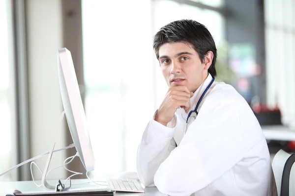 Bilgisayar başında çalışan genç bir doktor — Stok fotoğraf