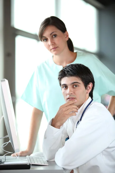 Arts en de verpleegsters in een vergadering — Stockfoto