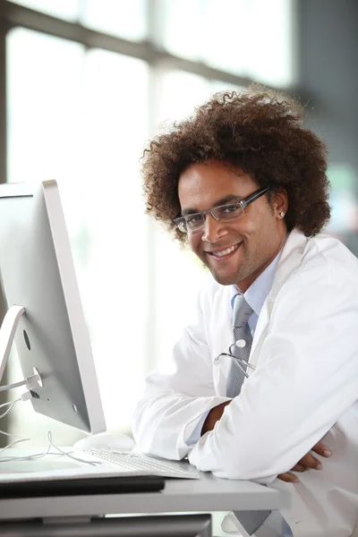 Νεαρό γιατρό που εργάζονται μπροστά από τον υπολογιστή — Φωτογραφία Αρχείου