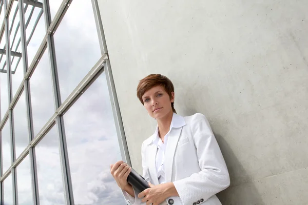 オフィスの外に立っている女性実業家 — ストック写真