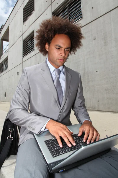 Jovem empresário trabalhando fora do escritório — Fotografia de Stock