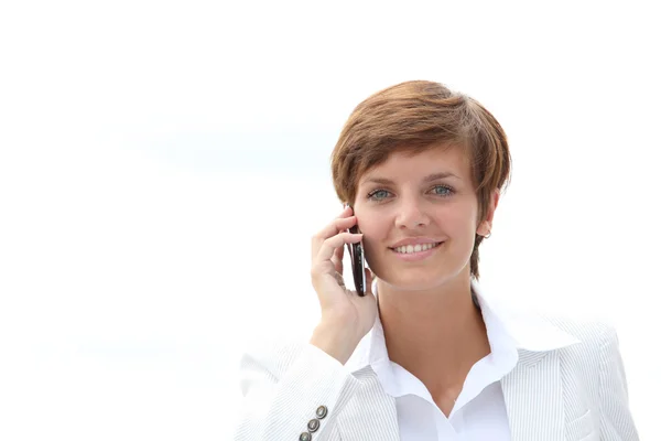 Mulher de negócios sorrindo falando ao telefone — Fotografia de Stock