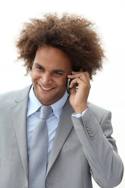 Gelukkig jonge zakenman aan de telefoon — Stockfoto