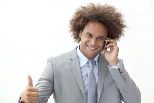 Glücklicher junger Geschäftsmann am Telefon — Stockfoto