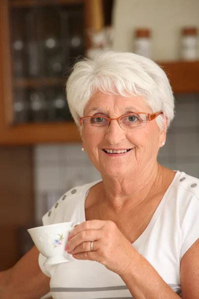 Старша жінка з чашкою кави — стокове фото