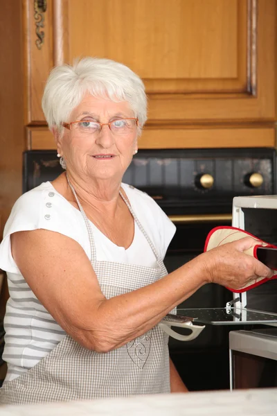 Elderly woman in kitchen — Stock Photo, Image
