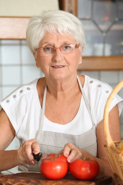 Ηλικιωμένη γυναίκα στην κουζίνα — Φωτογραφία Αρχείου