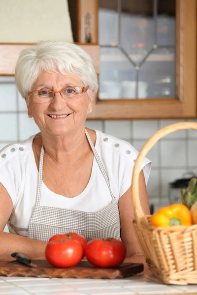 Oudere vrouw in keuken — Stockfoto