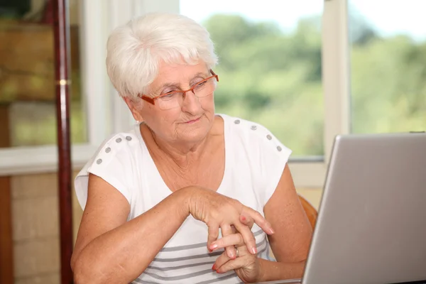 Ηλικιωμένη γυναίκα μαθαίνοντας πώς να χρησιμοποιούν υπολογιστή — Φωτογραφία Αρχείου