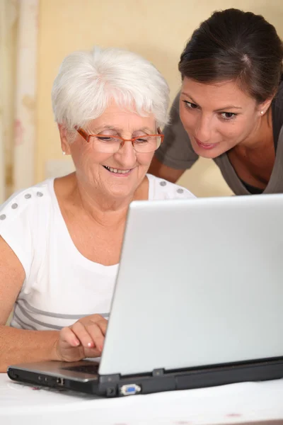 Starsza kobieta, uczenie się, jak korzystać z komputera — Zdjęcie stockowe
