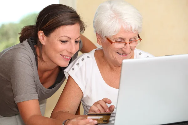 Elderly woman and young woman shopping on internet — Stock Photo, Image