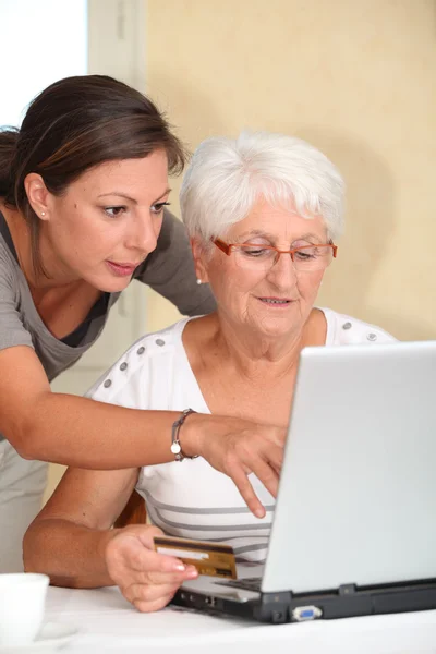 Пожилая женщина и молодая женщина делают покупки в Интернете — стоковое фото