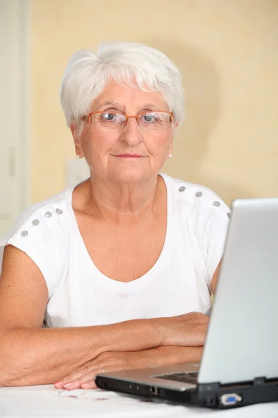 Donna anziana con computer portatile — Foto Stock