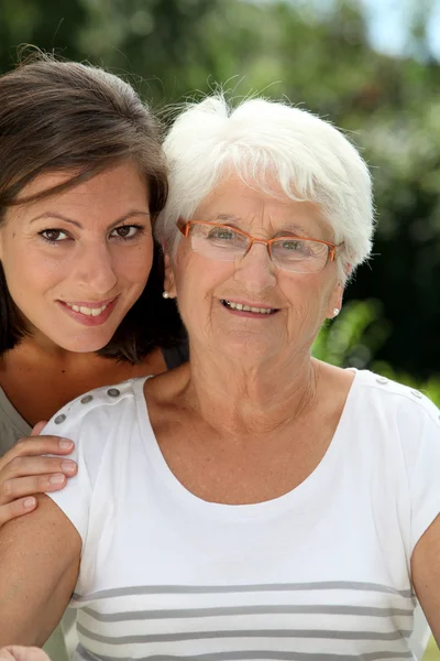 Oudere vrouw met kleindochter — Stockfoto