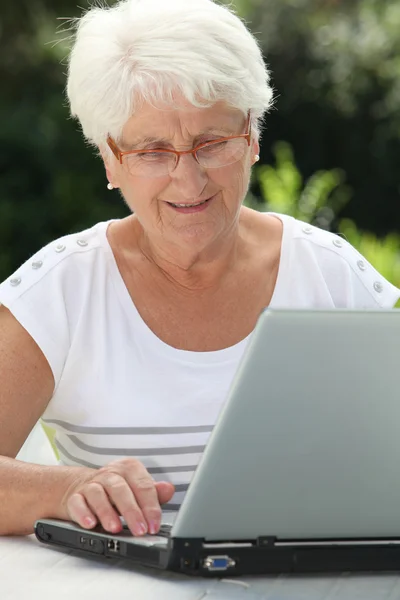 インターネットを利用した高齢者の女性 — ストック写真