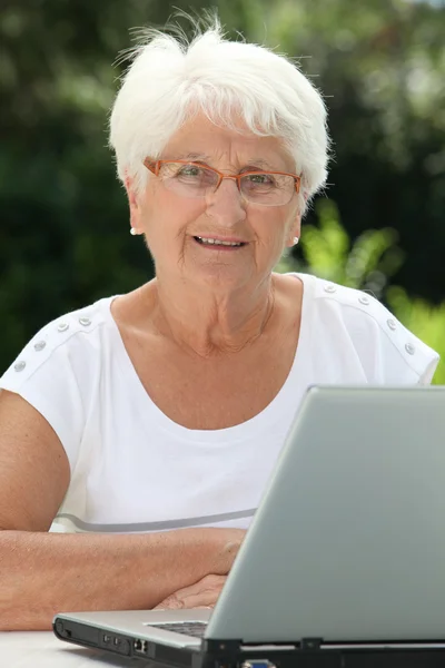 Yaşlı kadın internet kullanımı — Stok fotoğraf