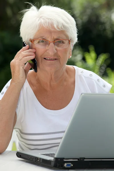 老年妇女使用互联网 — 图库照片