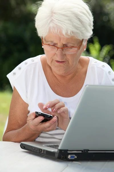 Mujer mayor usando internet — Foto de Stock