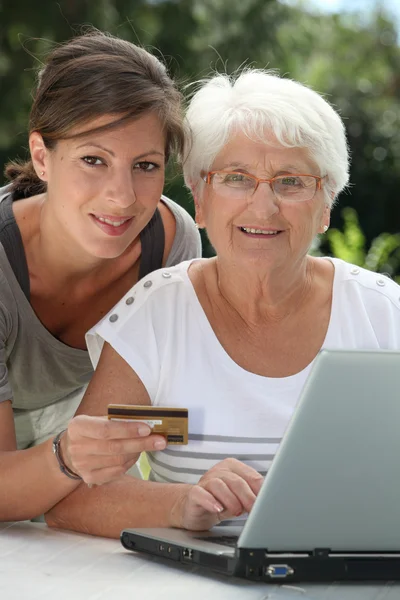 Mujer mayor haciendo compras en internet — Foto de Stock