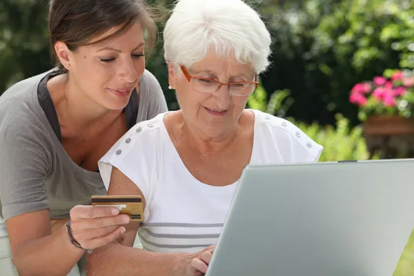 Mulher idosa fazendo compras na internet — Fotografia de Stock