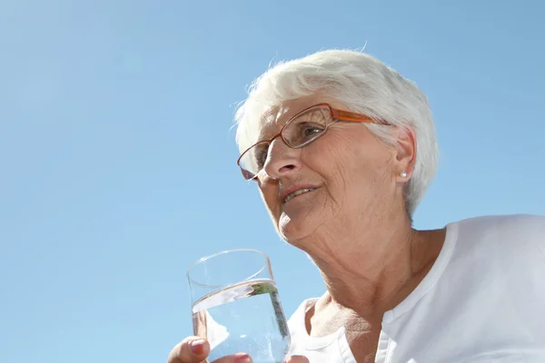 老妇喝水 — 图库照片