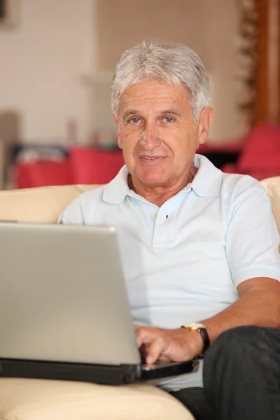 Senior man met laptop computer — Stockfoto