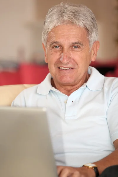 Dizüstü bilgisayarı olan yaşlı adam — Stok fotoğraf