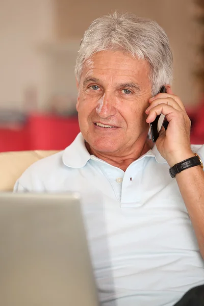 Senior man aan het praten op mobiele telefoon — Stockfoto
