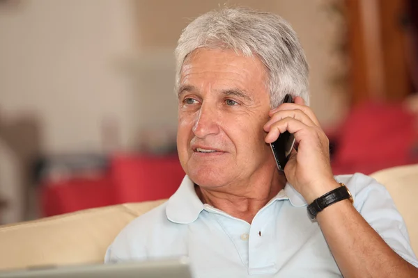 Hombre mayor hablando por teléfono móvil — Foto de Stock
