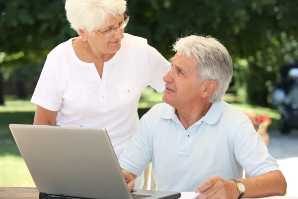 Senior couple using laptop computer — Stock Photo, Image