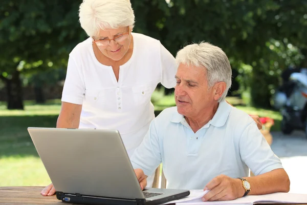 Старша пара використовує ноутбук — стокове фото