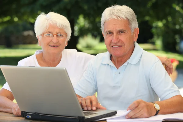Äldre par surfa på internet — Stockfoto