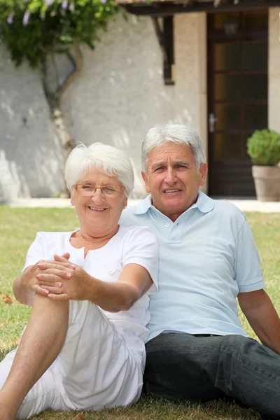 家の前に座っている年配のカップル — ストック写真