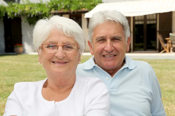 Idősebb pár ül a ház előtt — Stock Fotó