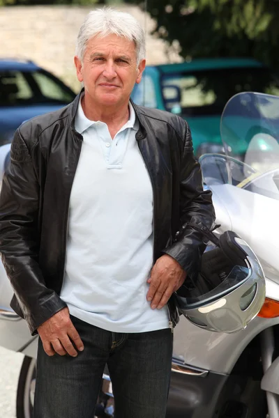 Hombre mayor con motocicleta — Foto de Stock