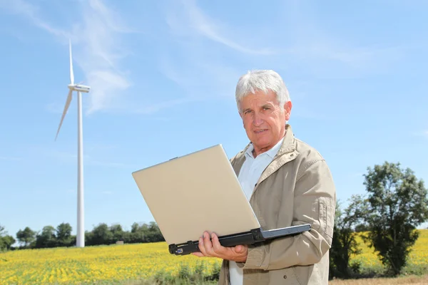 Agronomist with laptop computer — Stock Photo, Image